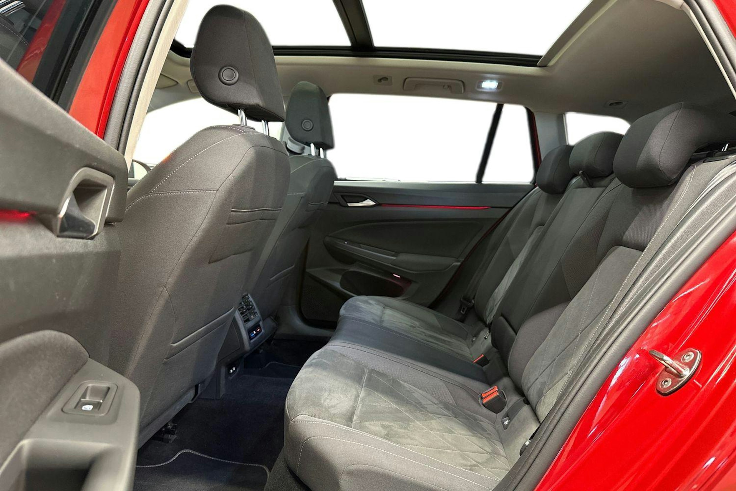 punainen Volkswagen Golf 2021 kuva 10.