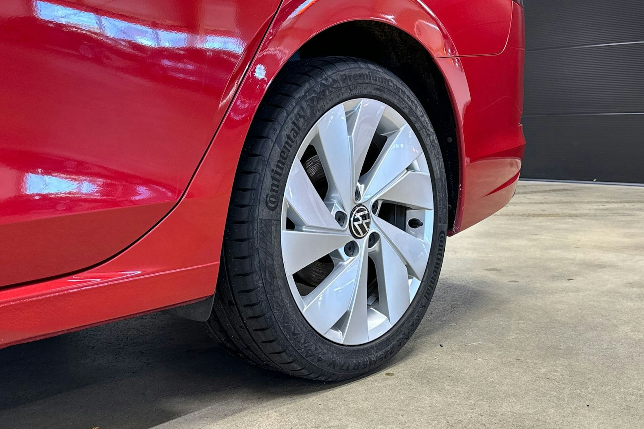 punainen Volkswagen Golf 2021 kuva 11.