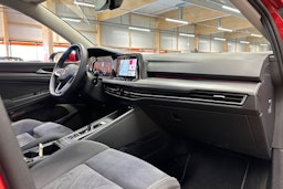 punainen Volkswagen Golf 2021 kuva 14.