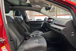 punainen Volkswagen Golf 2021 kuva 15.