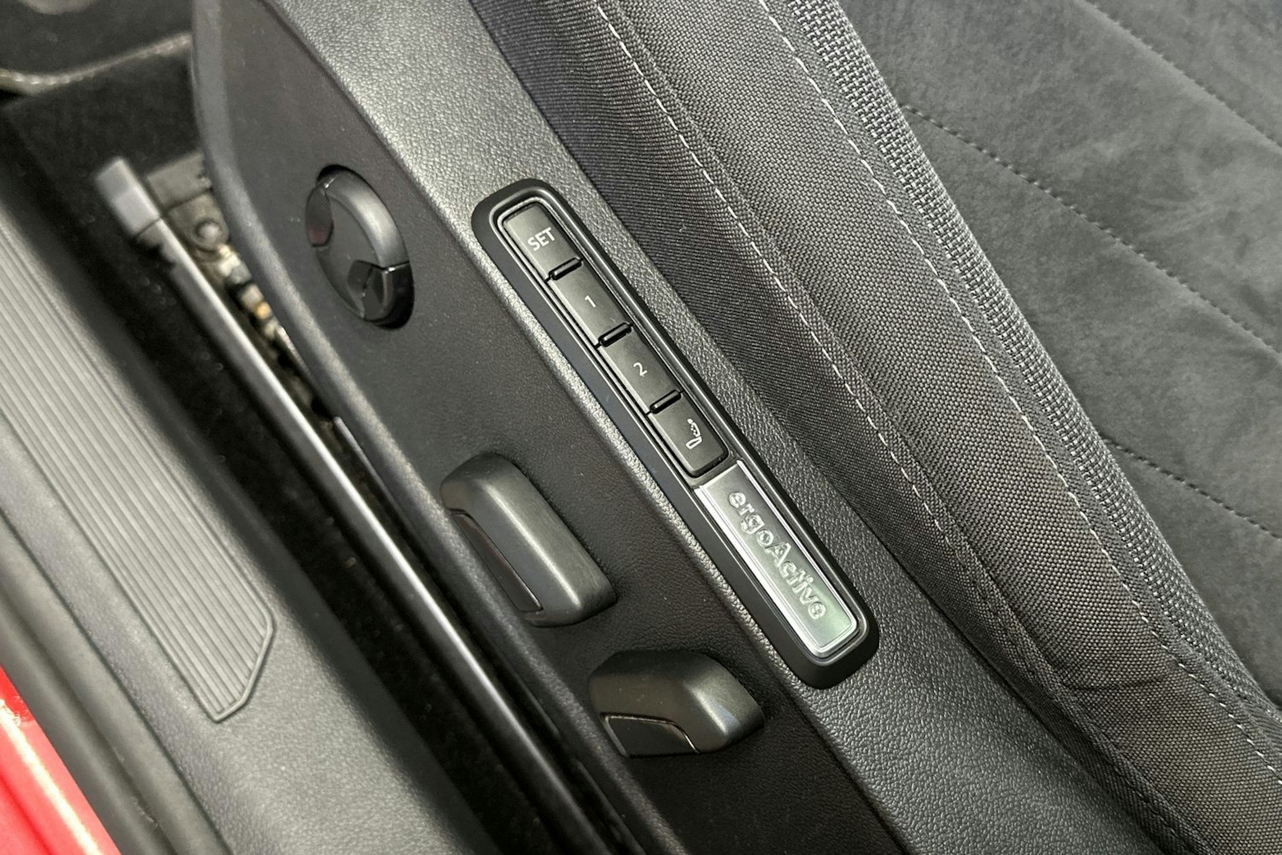 punainen Volkswagen Golf 2021 kuva 18.