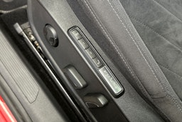 punainen Volkswagen Golf 2021 kuva 18.