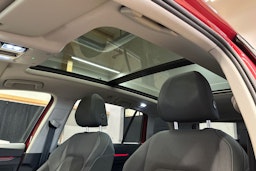 punainen Volkswagen Golf 2021 kuva 19.