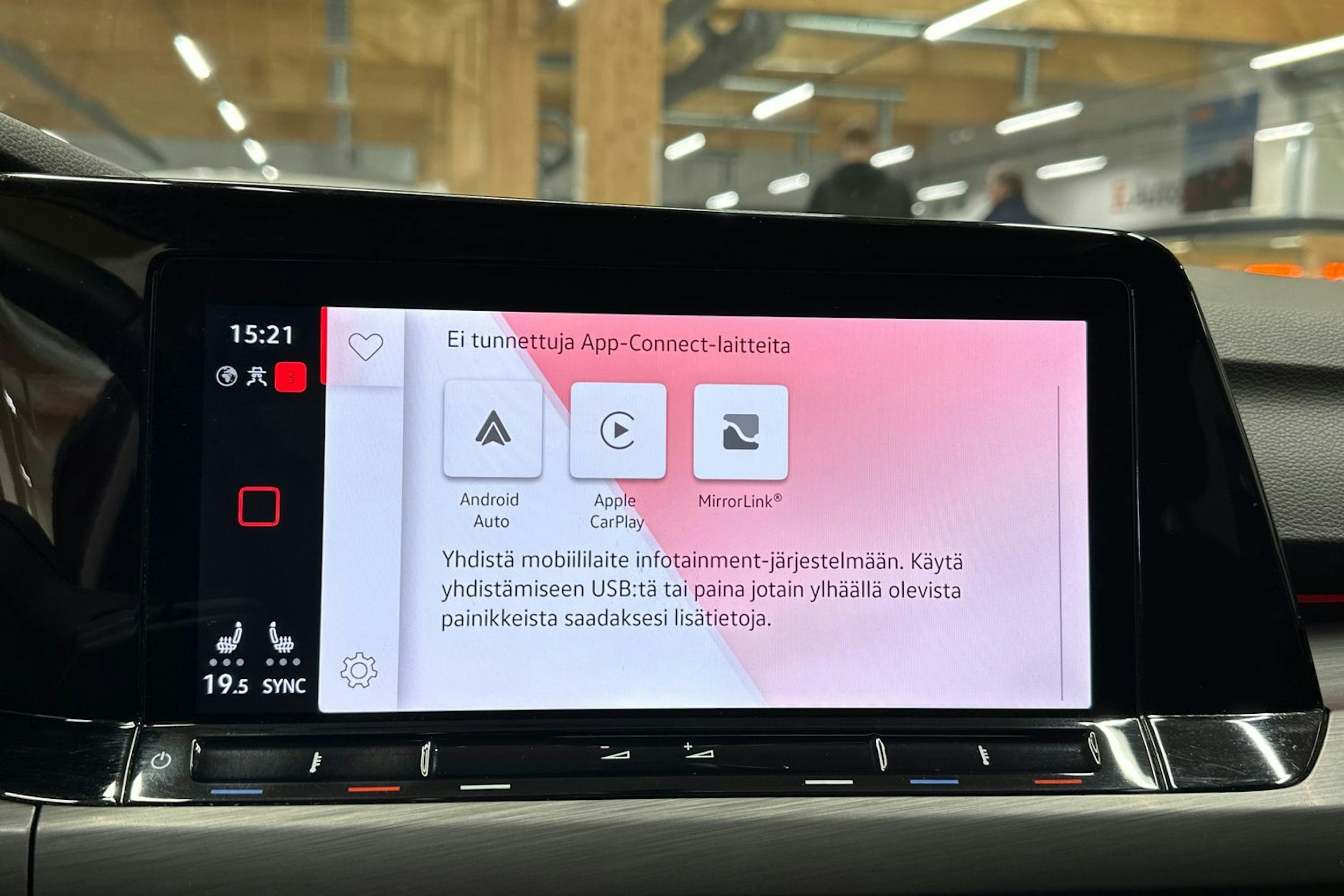 punainen Volkswagen Golf 2021 kuva 22.