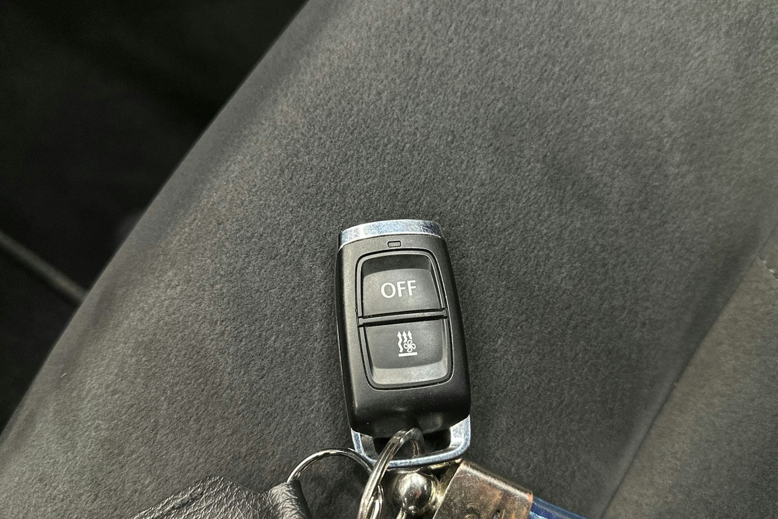 punainen Volkswagen Golf 2021 kuva 26.