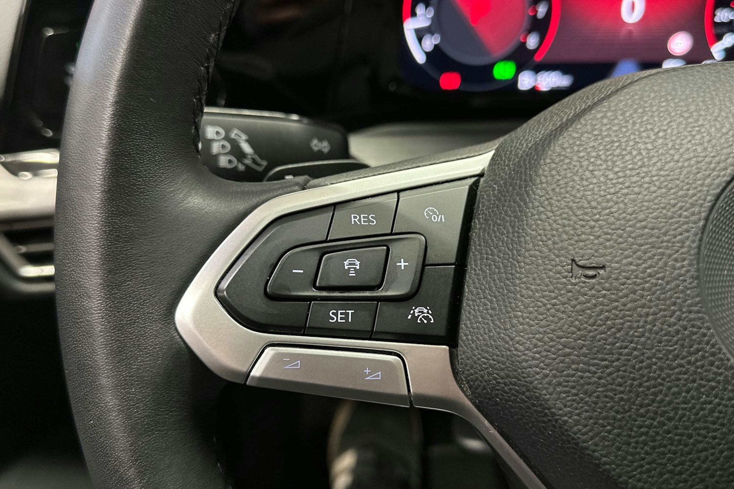 punainen Volkswagen Golf 2021 kuva 28.