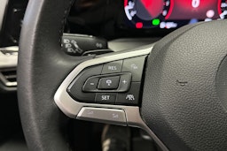 punainen Volkswagen Golf 2021 kuva 28.
