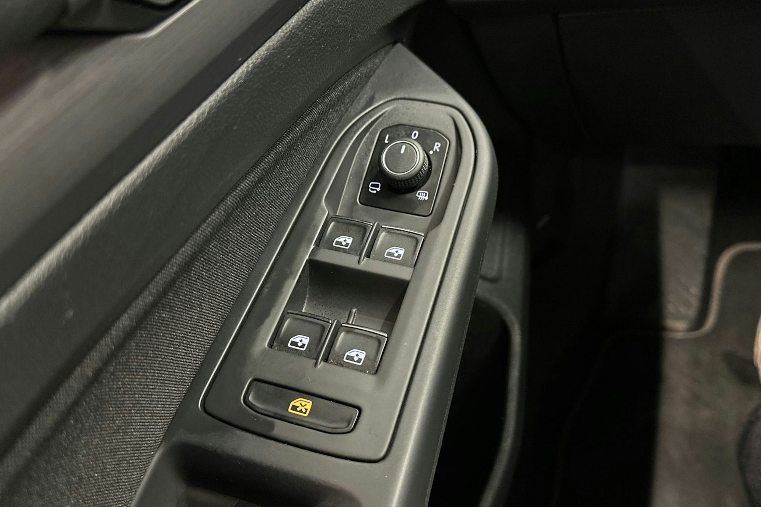 punainen Volkswagen Golf 2021 kuva 31.