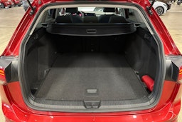 punainen Volkswagen Golf 2021 kuva 32.