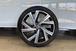 valkoinen Volkswagen Golf 2021 kuva 10.