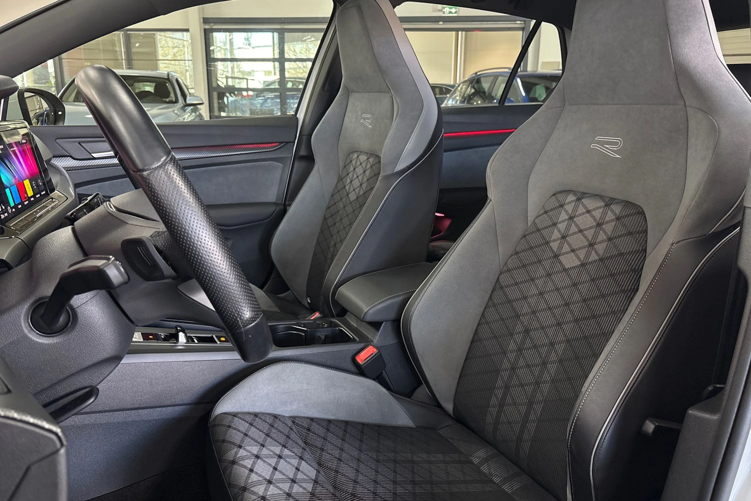 valkoinen Volkswagen Golf 2021 kuva 11.