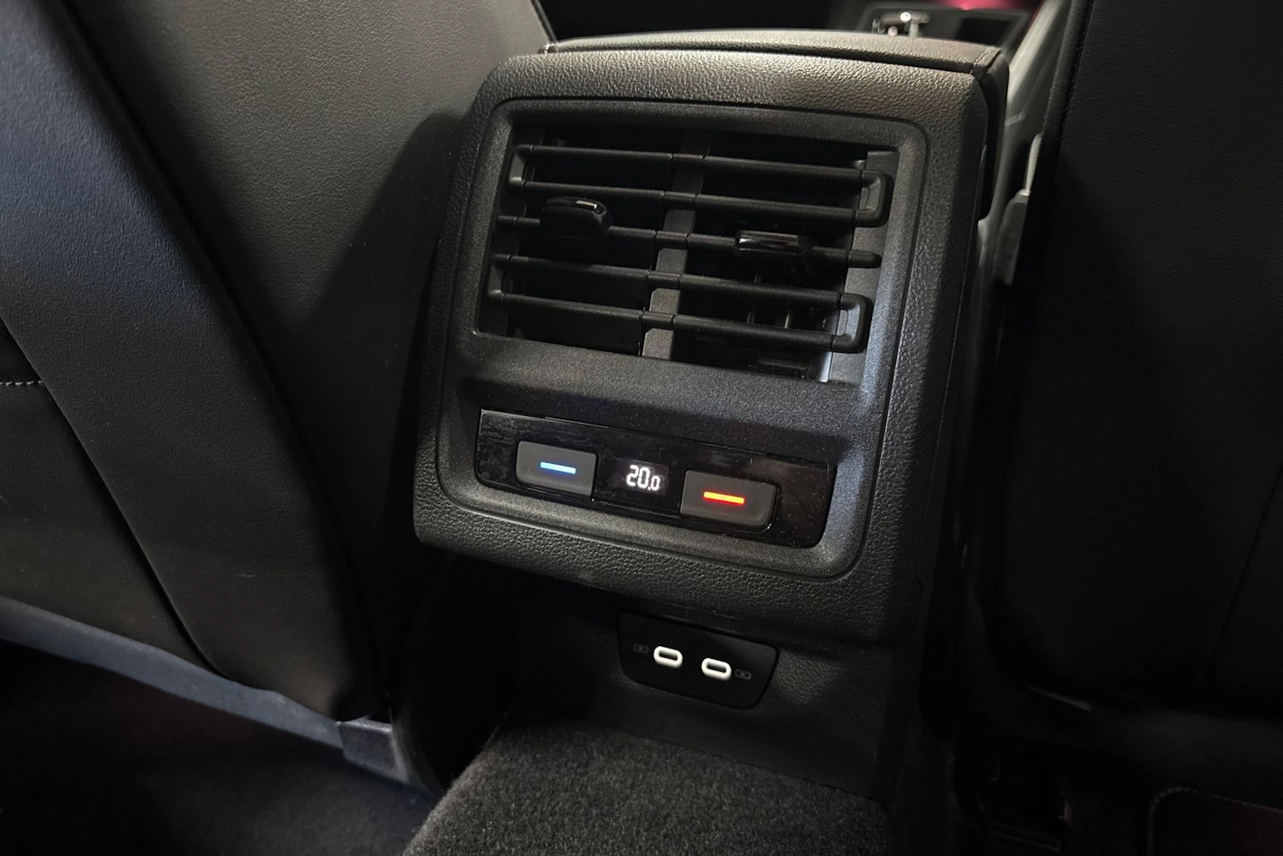 valkoinen Volkswagen Golf 2021 kuva 27.