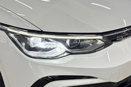 valkoinen Volkswagen Golf 2021 kuva 28.