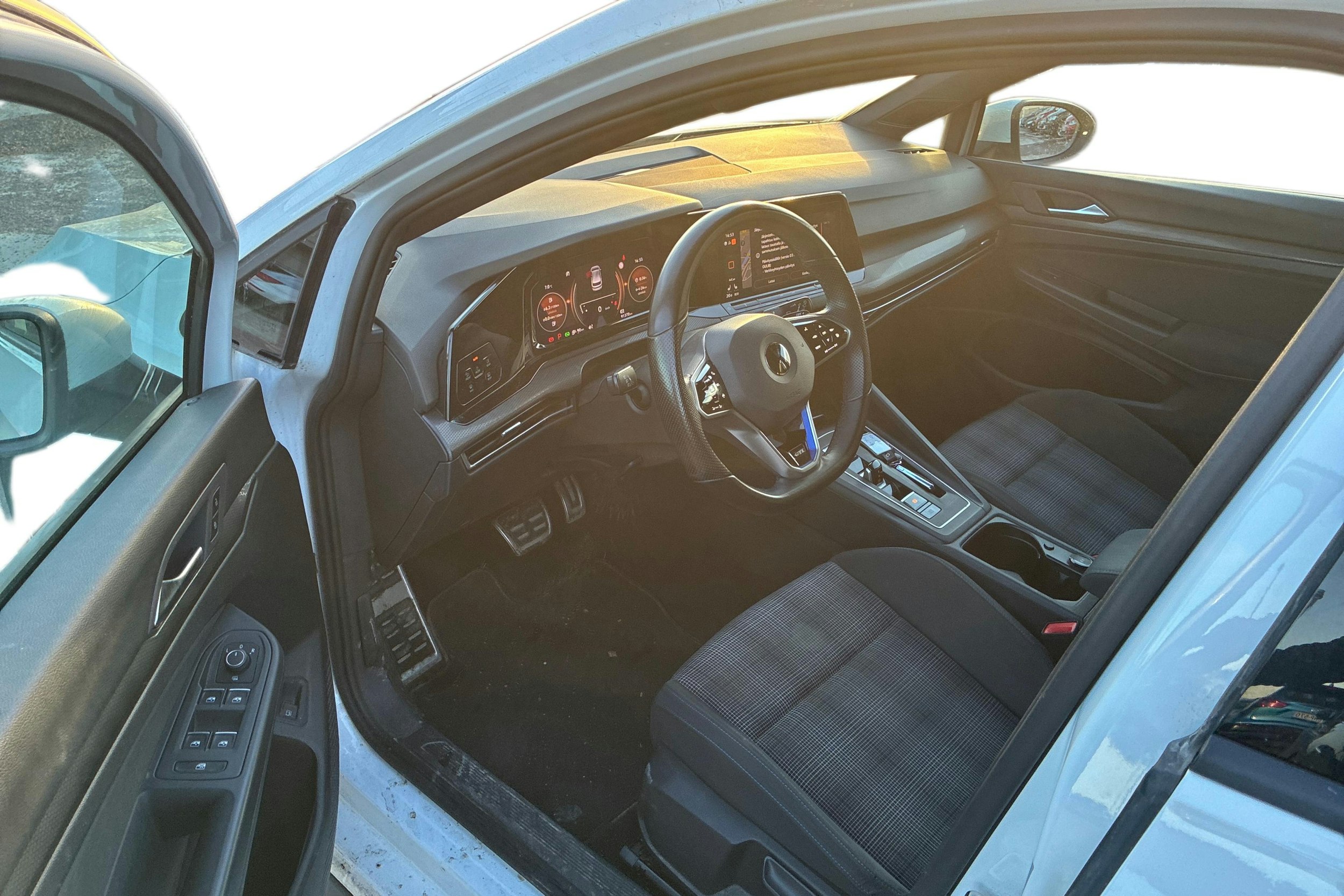 valkoinen Volkswagen Golf 2021 kuva 3.