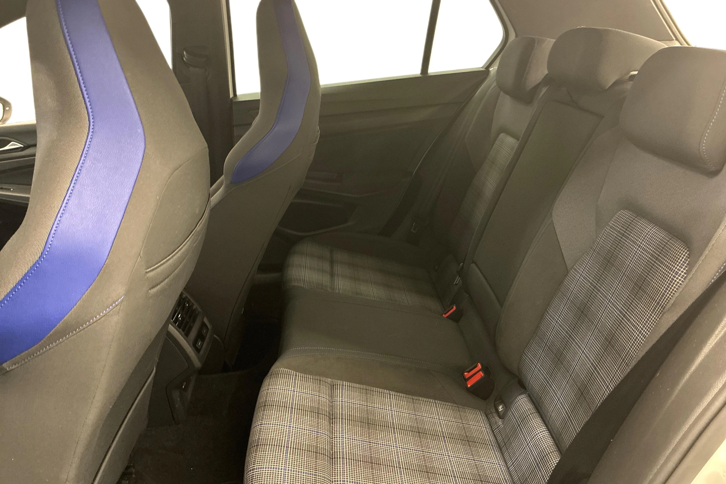 valkoinen Volkswagen Golf 2021 kuva 8.