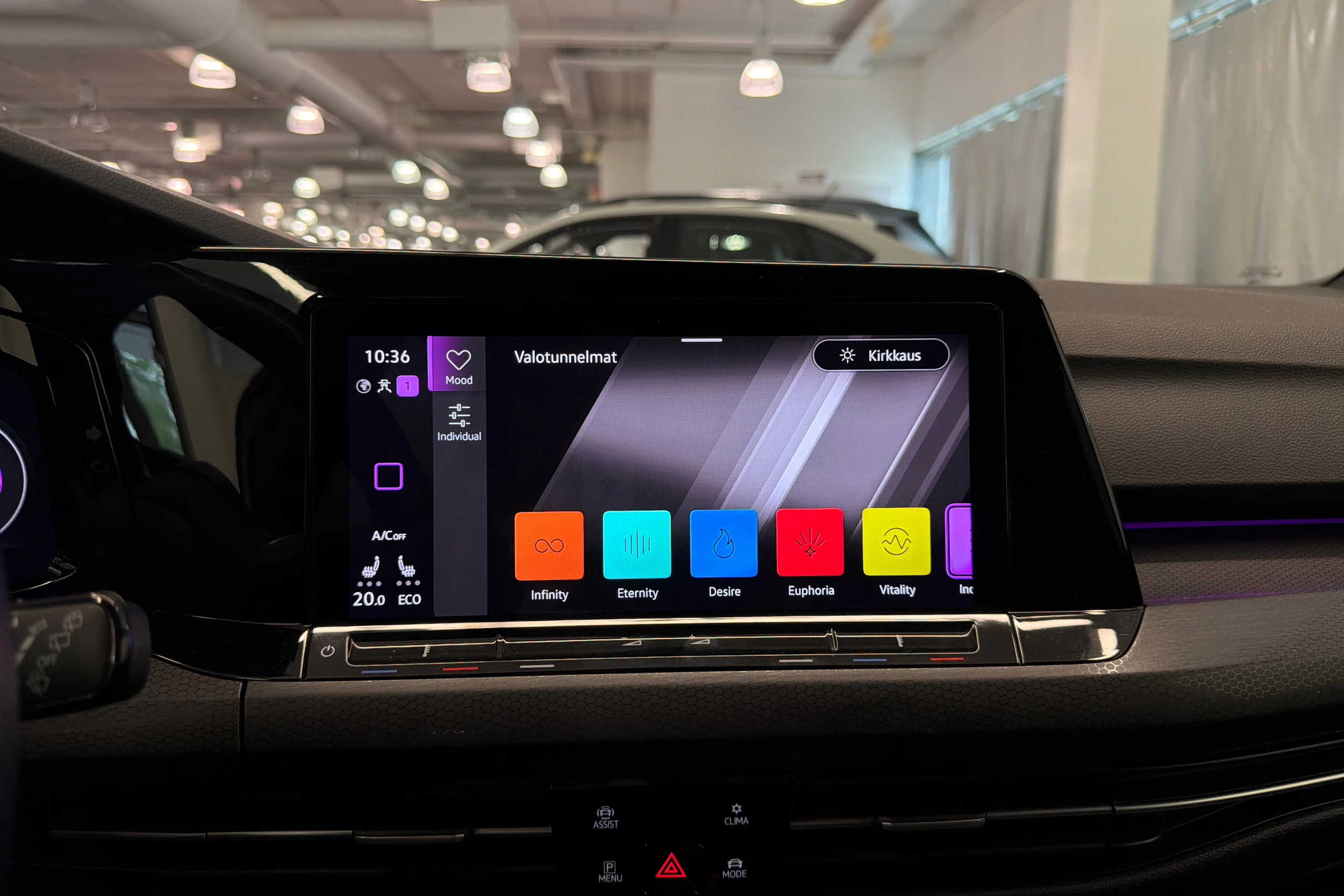 valkoinen Volkswagen Golf 2021 kuva 32.