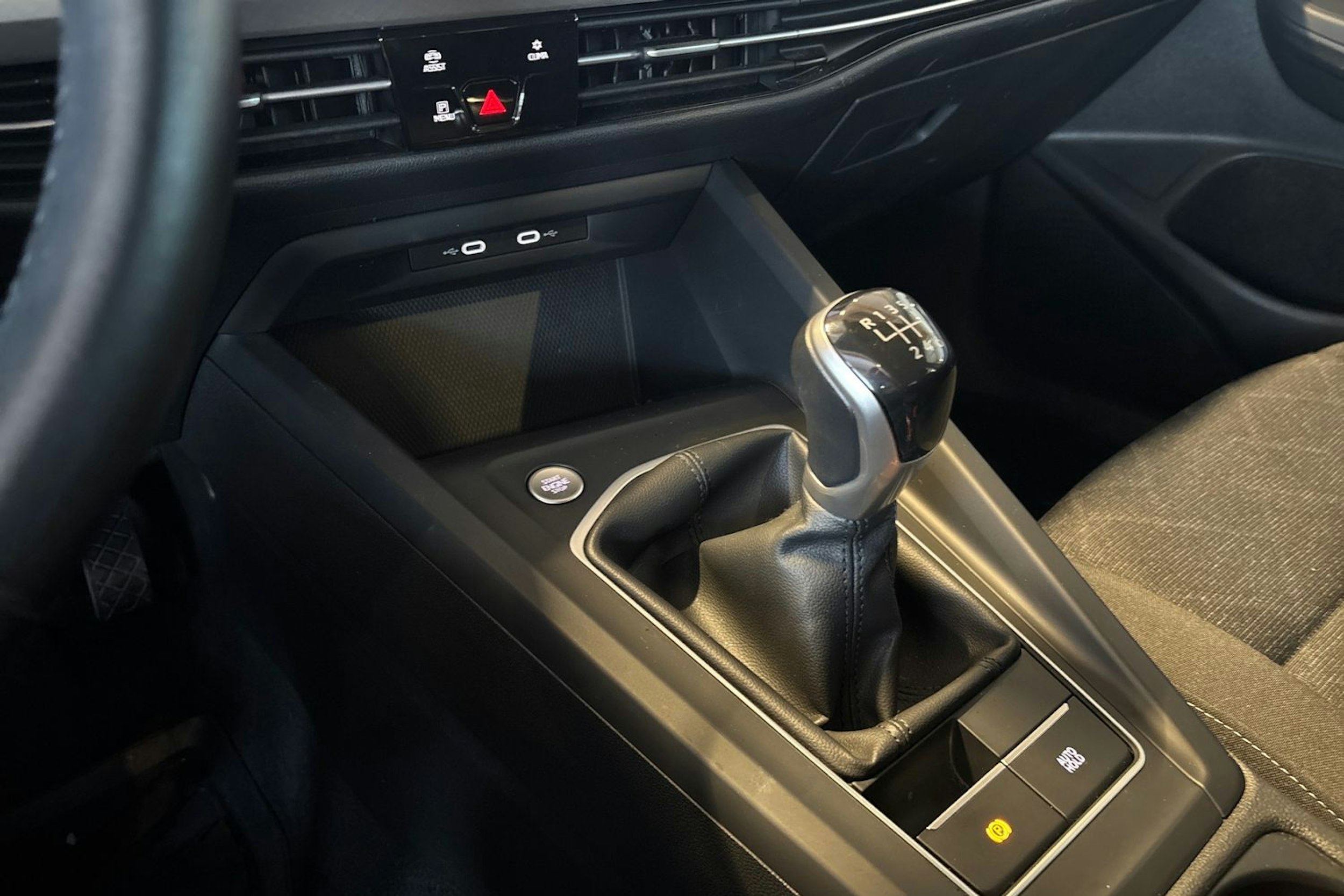 valkoinen Volkswagen Golf 2021 kuva 18.