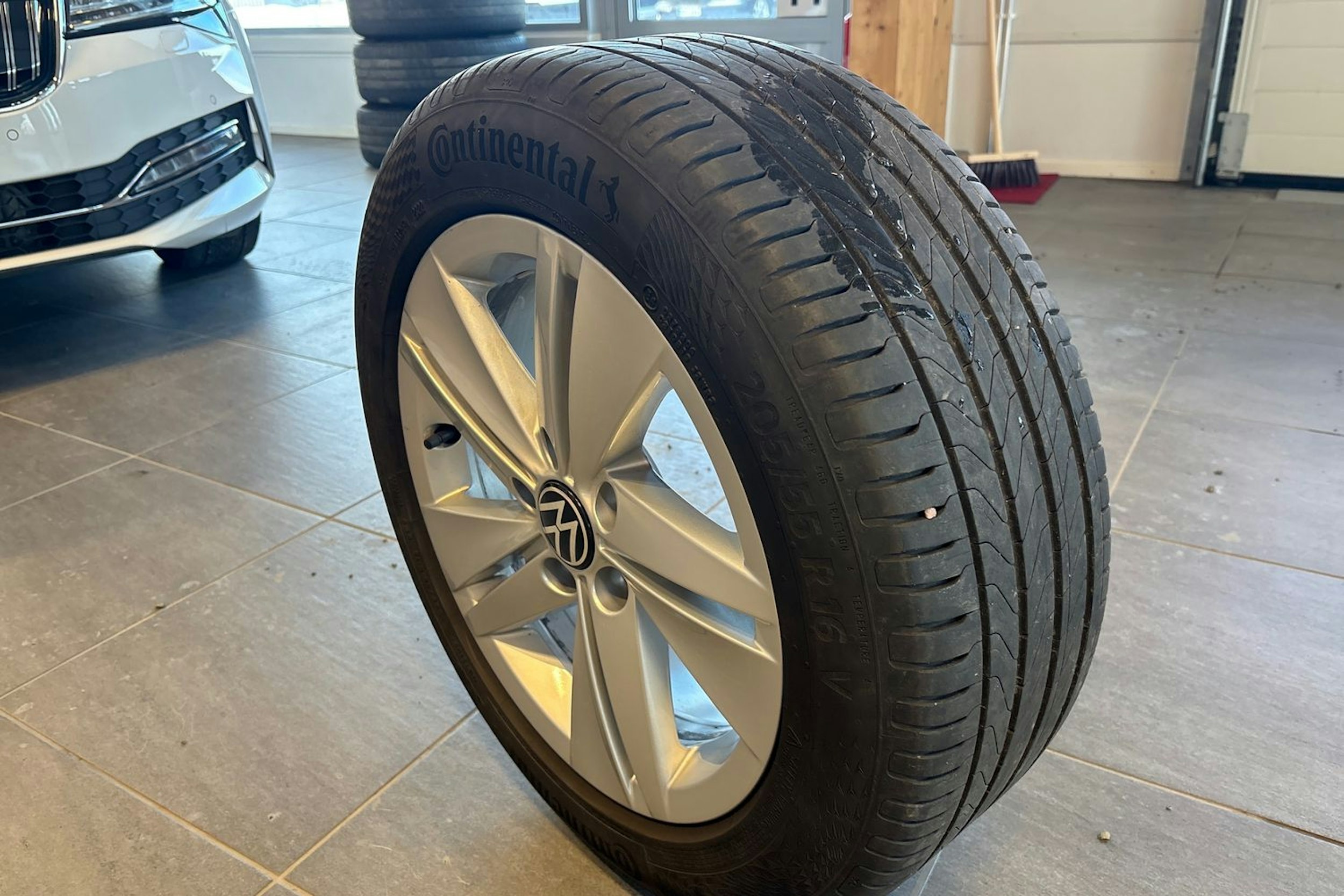 valkoinen Volkswagen Golf 2021 kuva 21.