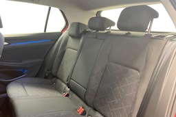 punainen Volkswagen Golf 2021 kuva 10.
