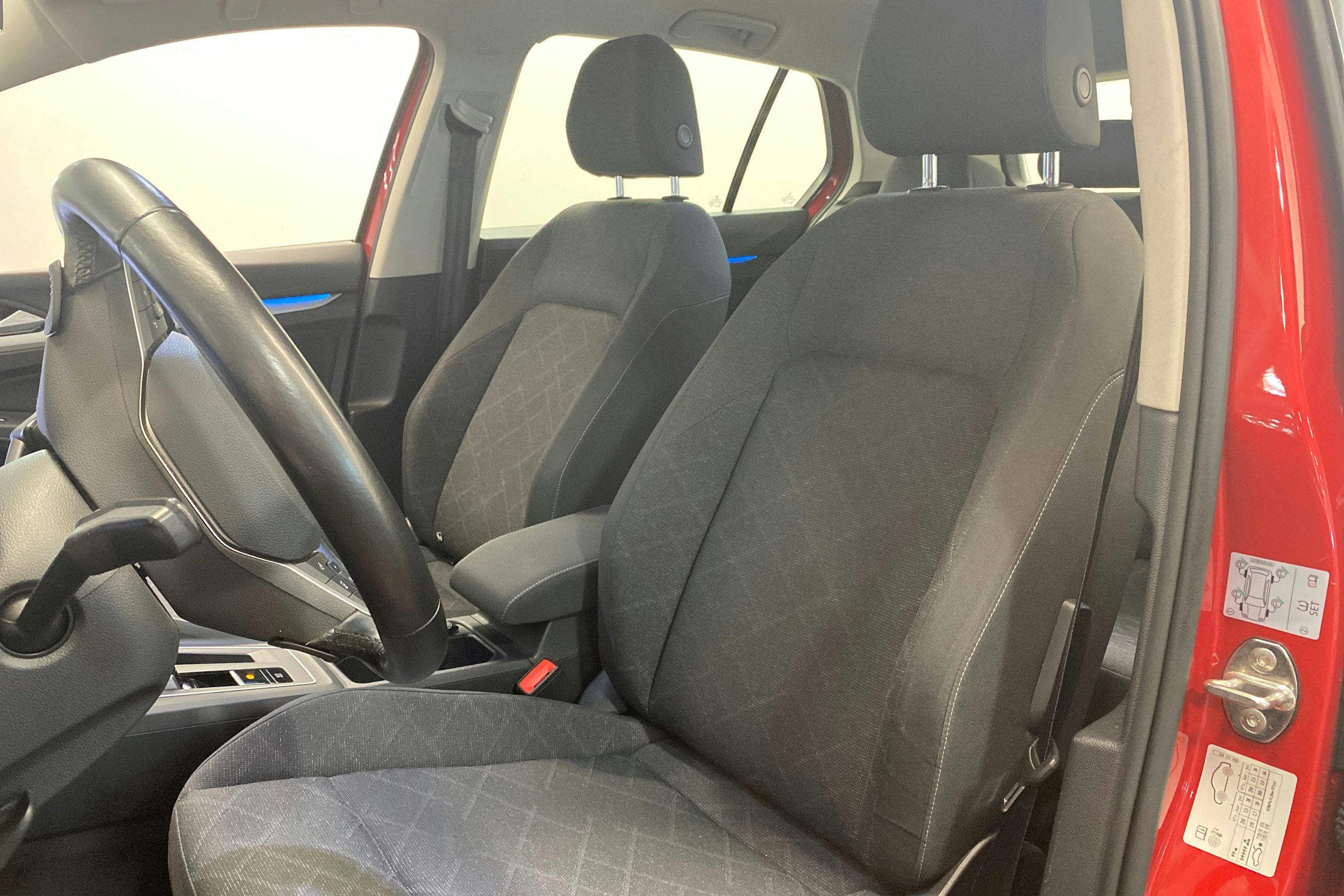 punainen Volkswagen Golf 2021 kuva 14.