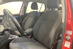 punainen Volkswagen Golf 2021 kuva 14.