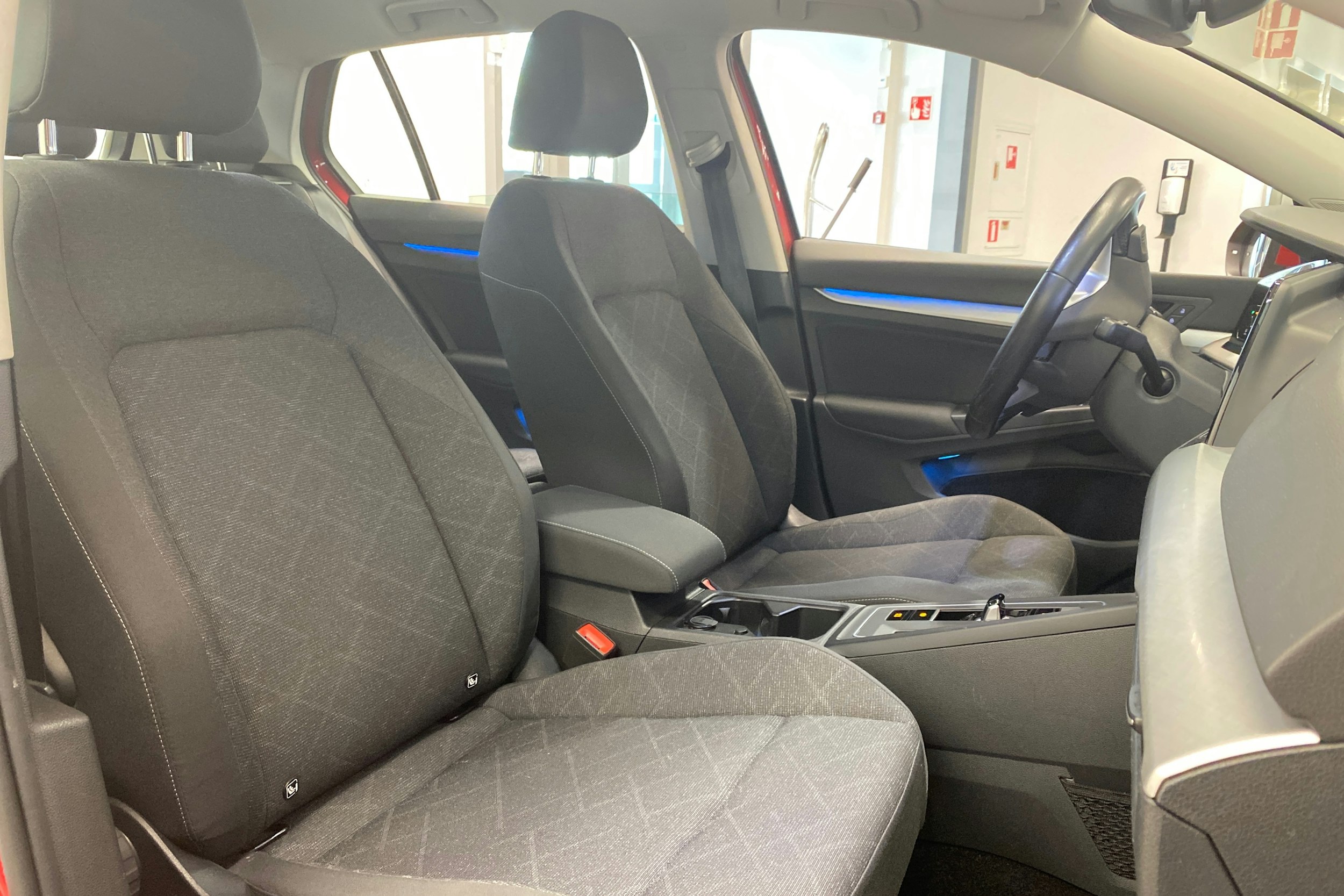 punainen Volkswagen Golf 2021 kuva 16.