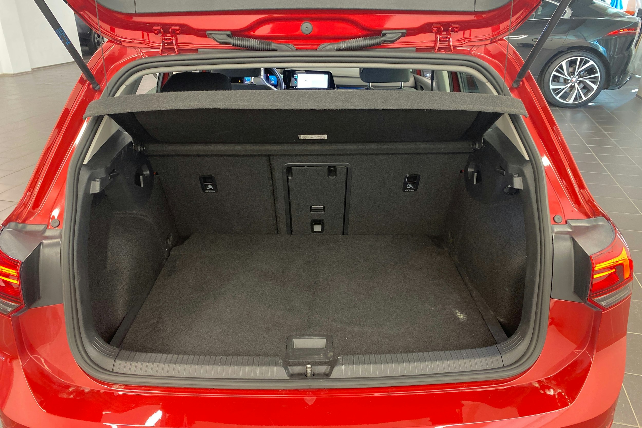 punainen Volkswagen Golf 2021 kuva 17.