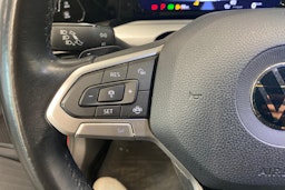 punainen Volkswagen Golf 2021 kuva 21.