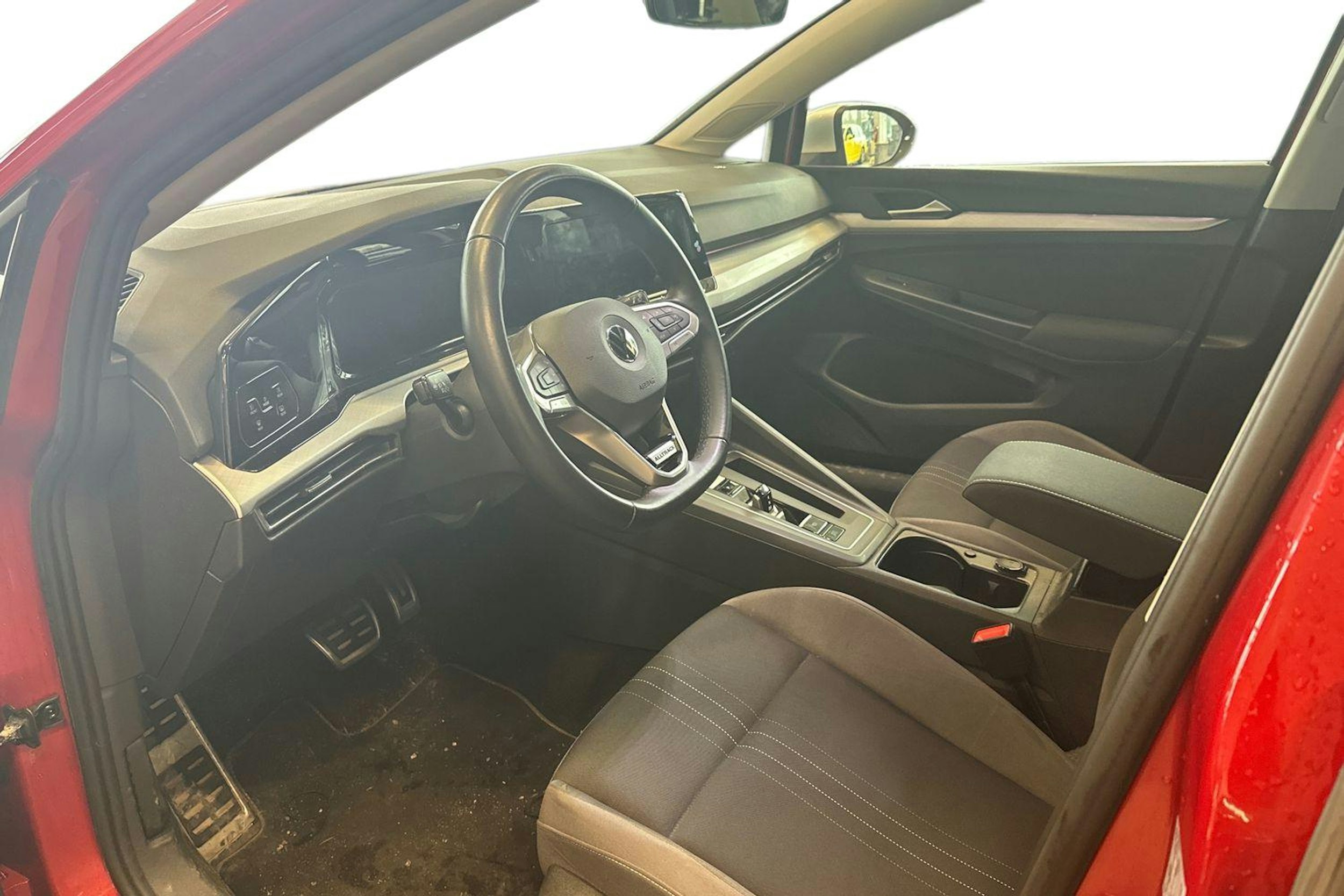 punainen Volkswagen Golf 2021 kuva 3.