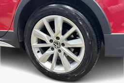 punainen Volkswagen Golf 2021 kuva 9.