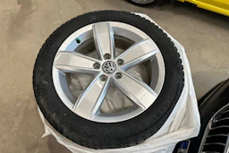 punainen Volkswagen Golf 2021 kuva 10.