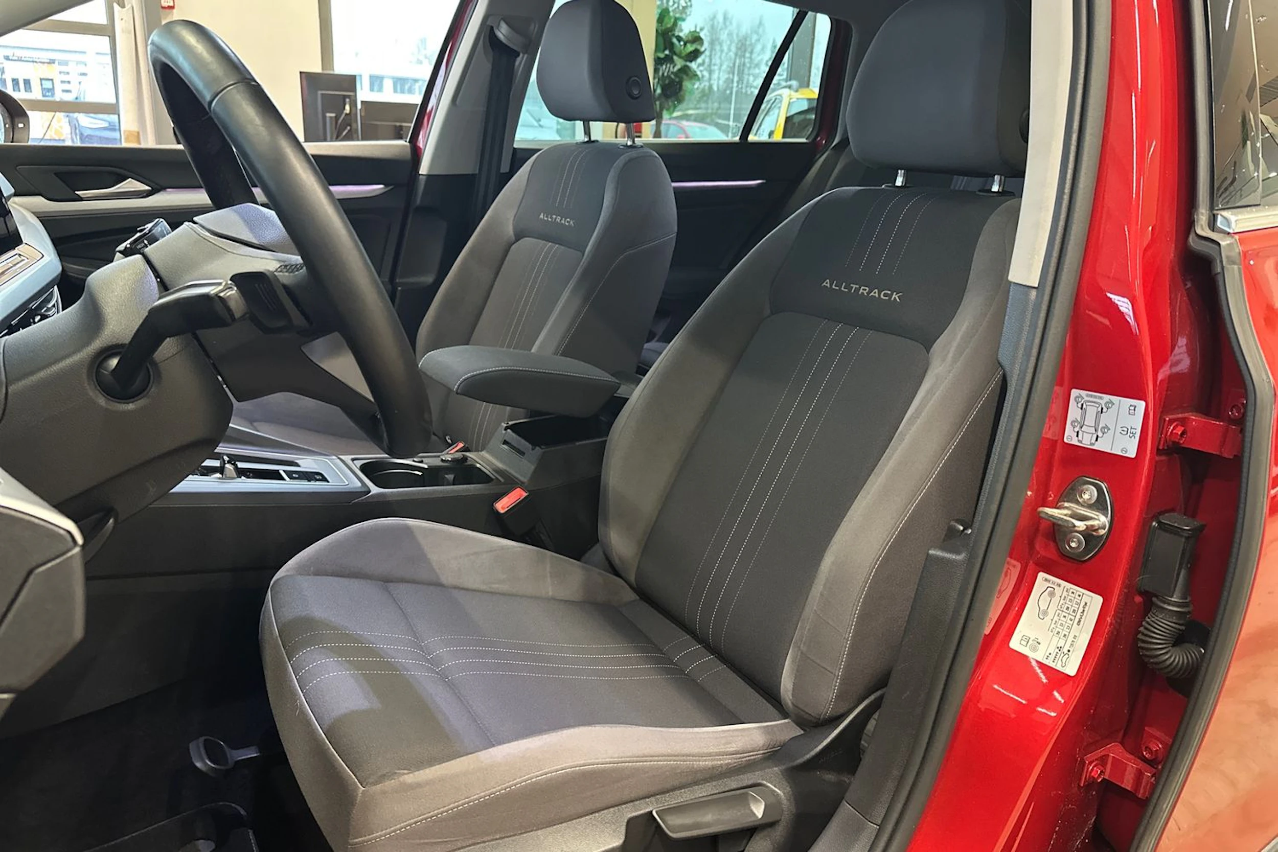 punainen Volkswagen Golf 2021 kuva 11.
