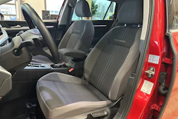 punainen Volkswagen Golf 2021 kuva 11.
