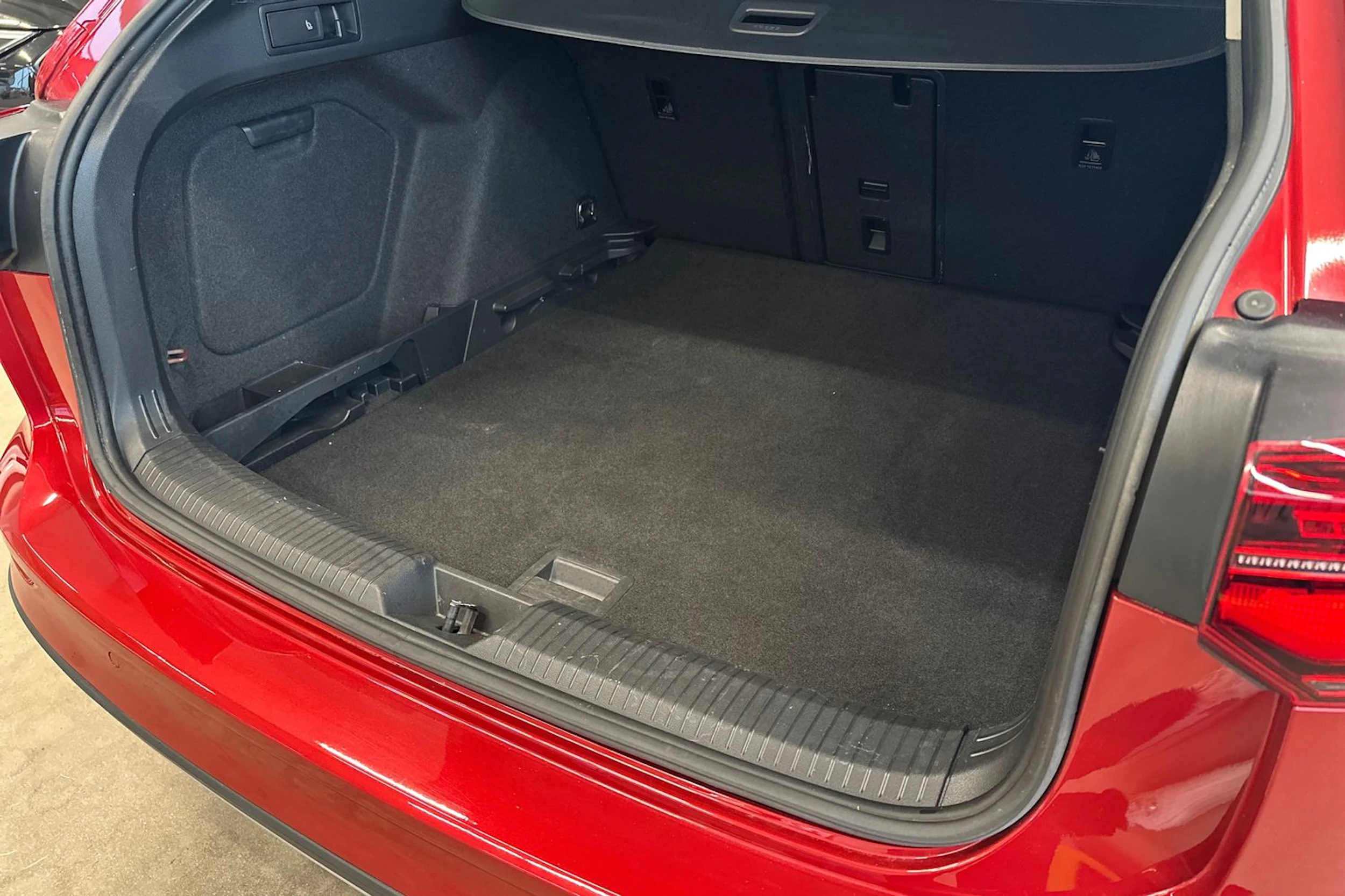 punainen Volkswagen Golf 2021 kuva 13.