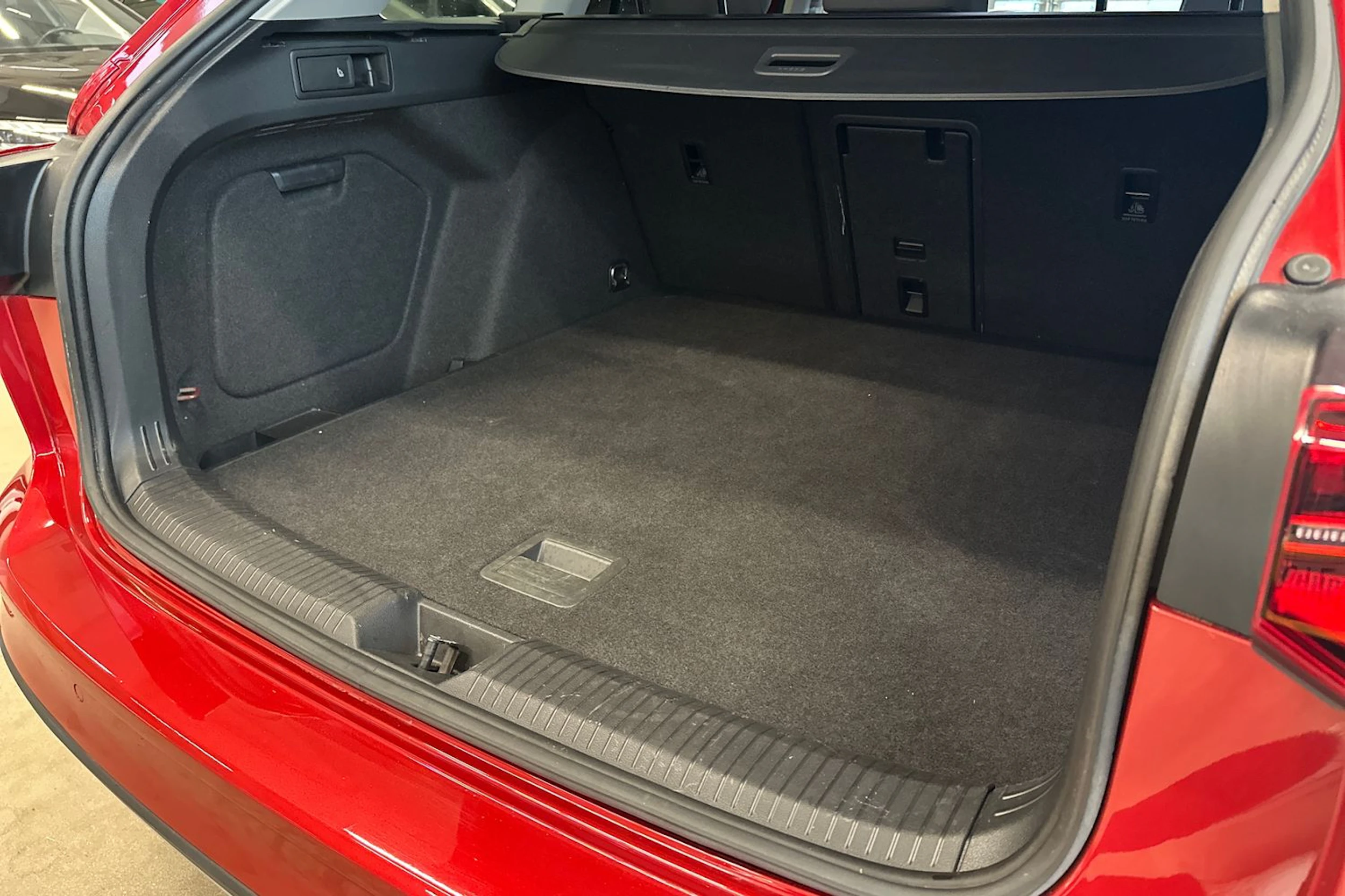punainen Volkswagen Golf 2021 kuva 14.