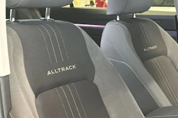 punainen Volkswagen Golf 2021 kuva 18.