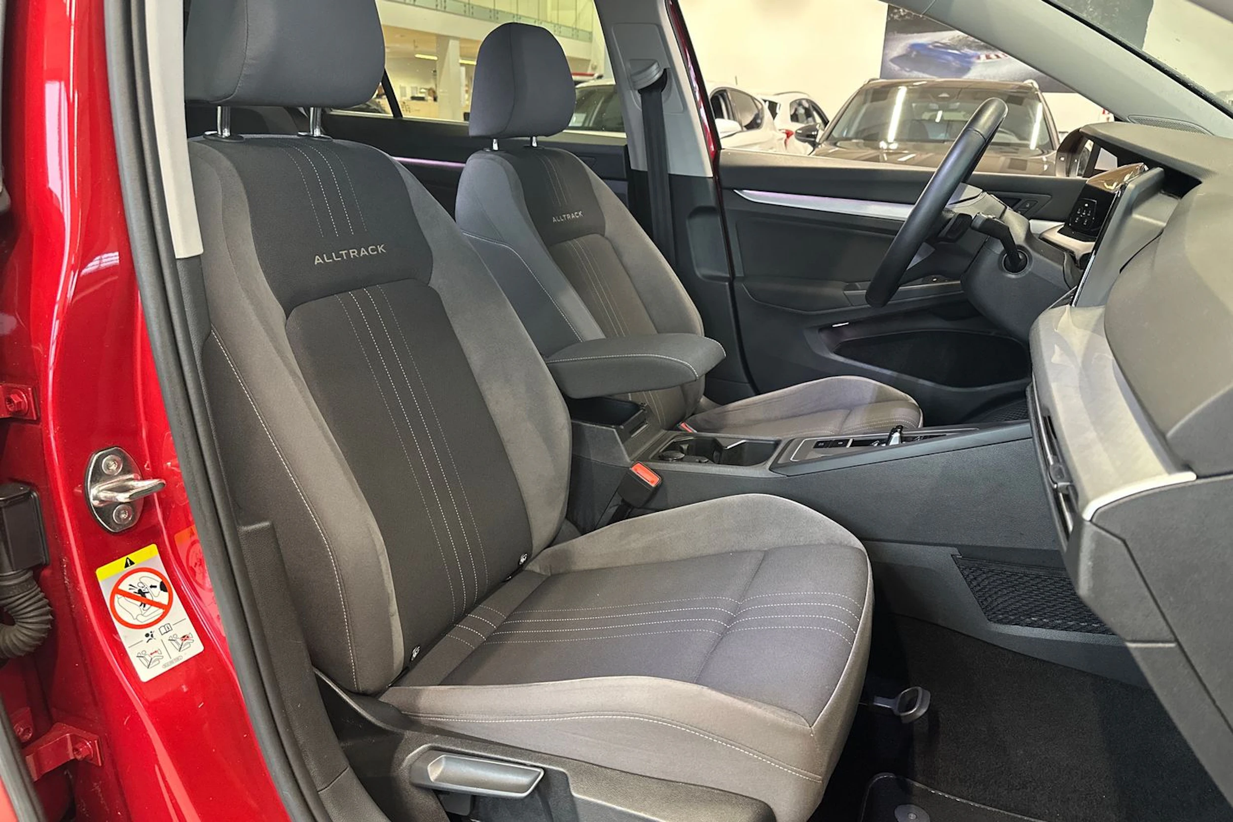 punainen Volkswagen Golf 2021 kuva 19.