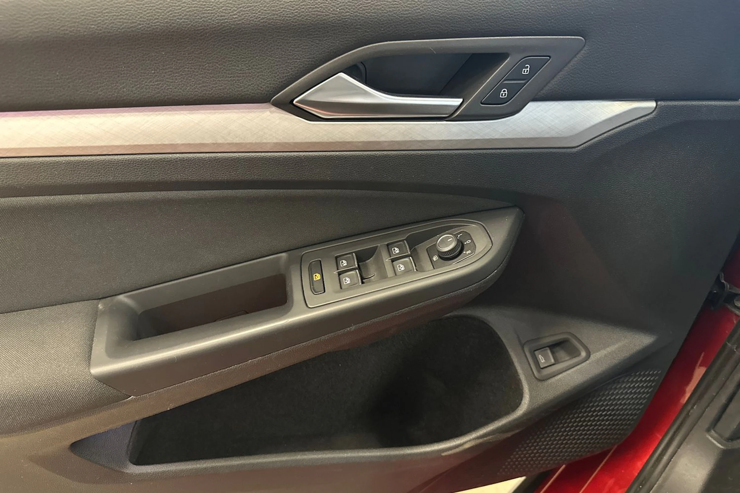 punainen Volkswagen Golf 2021 kuva 22.