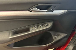 punainen Volkswagen Golf 2021 kuva 22.