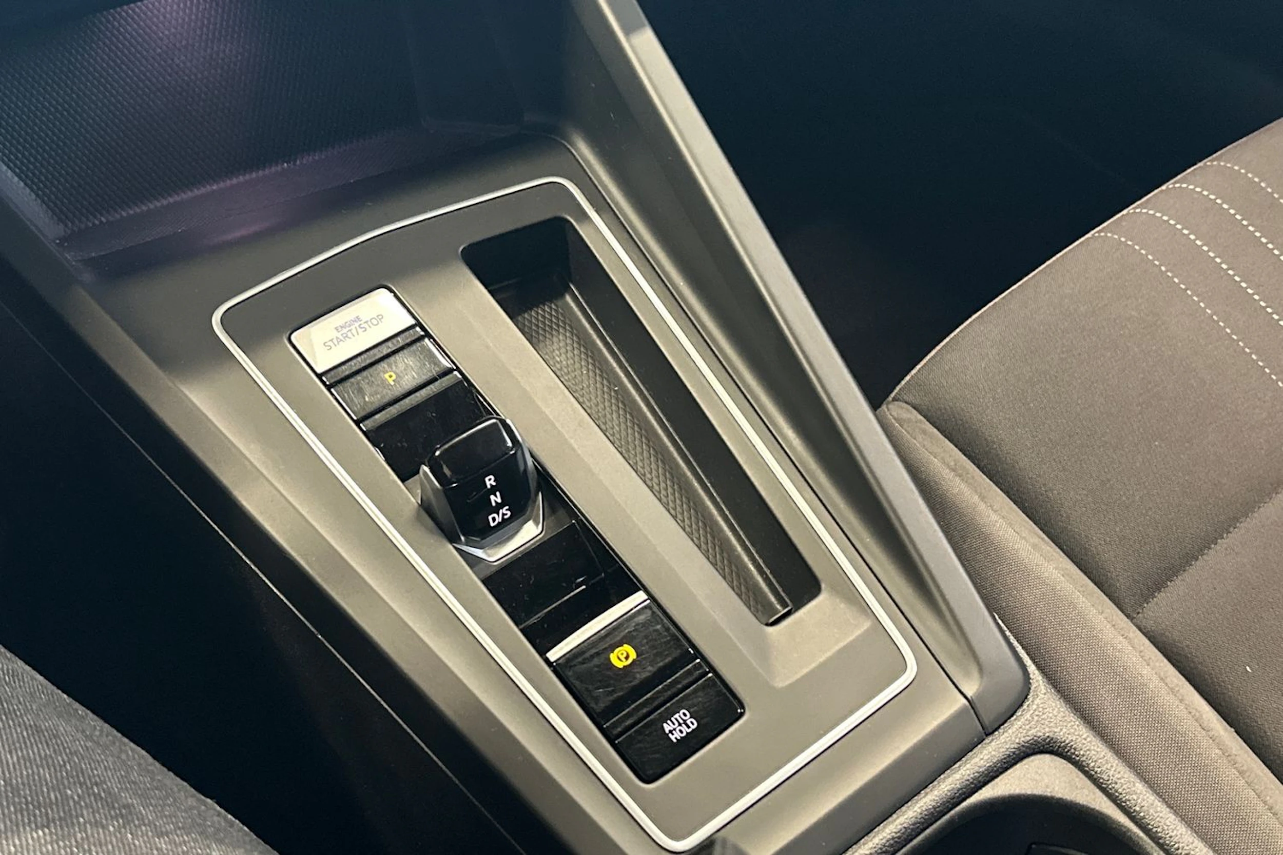 punainen Volkswagen Golf 2021 kuva 37.