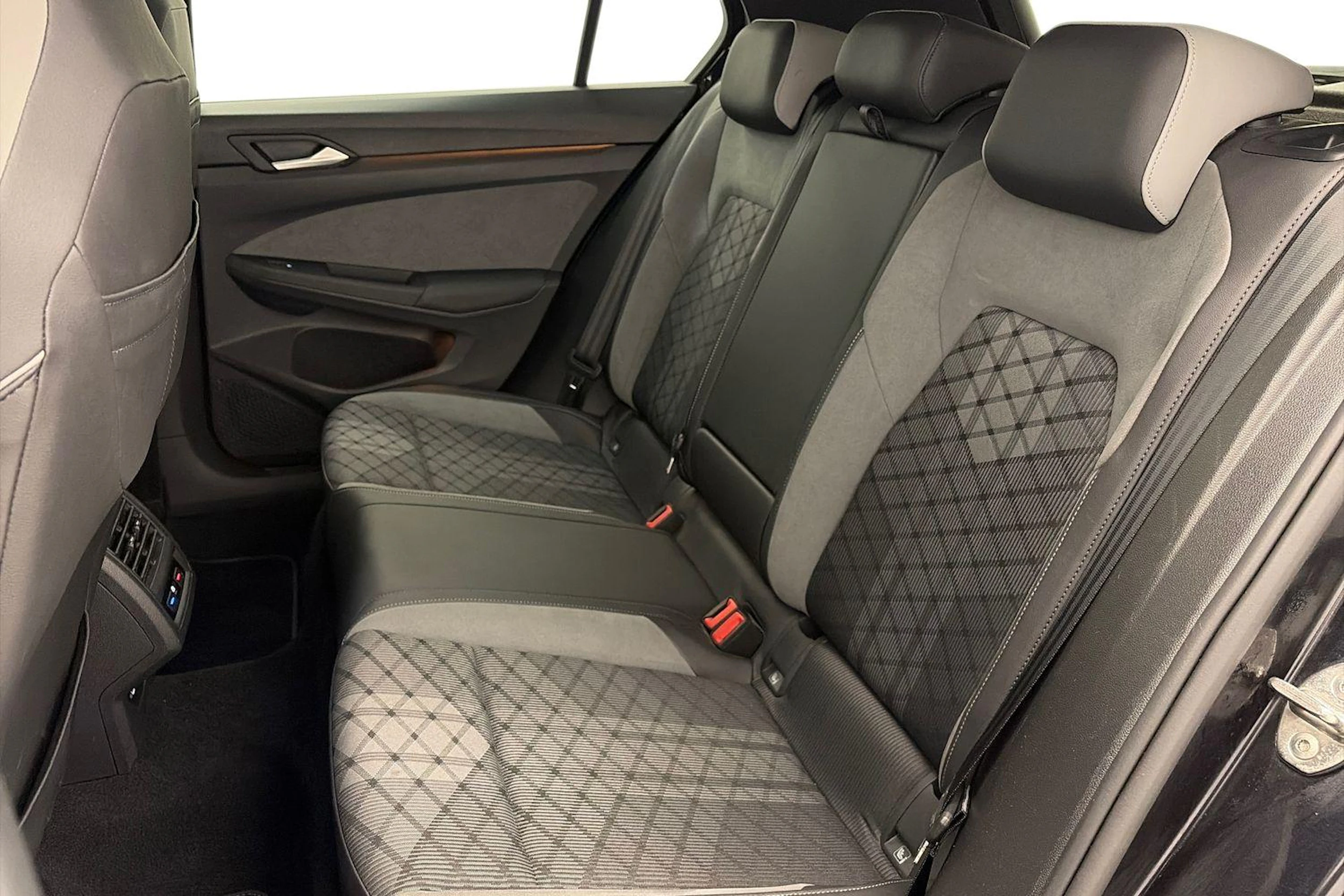 musta Volkswagen Golf 2021 kuva 8.
