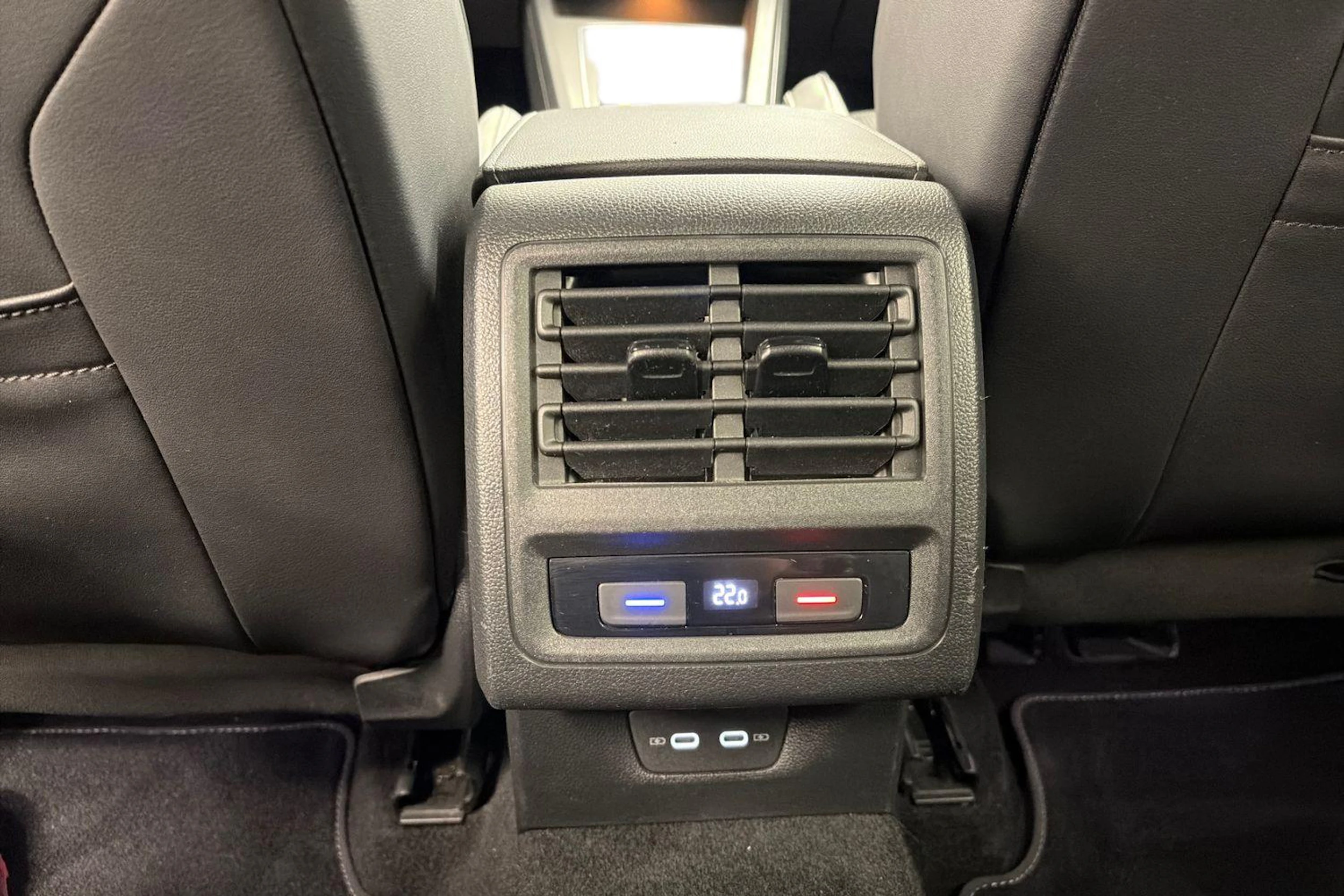 musta Volkswagen Golf 2021 kuva 9.