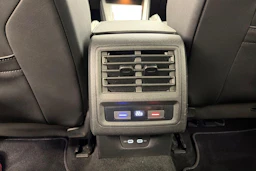 musta Volkswagen Golf 2021 kuva 9.
