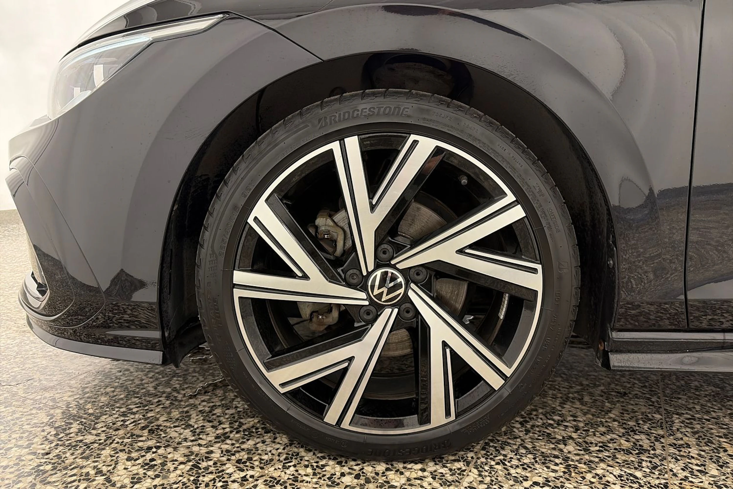 musta Volkswagen Golf 2021 kuva 10.