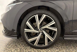 musta Volkswagen Golf 2021 kuva 10.
