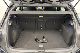 musta Volkswagen Golf 2021 kuva 12.