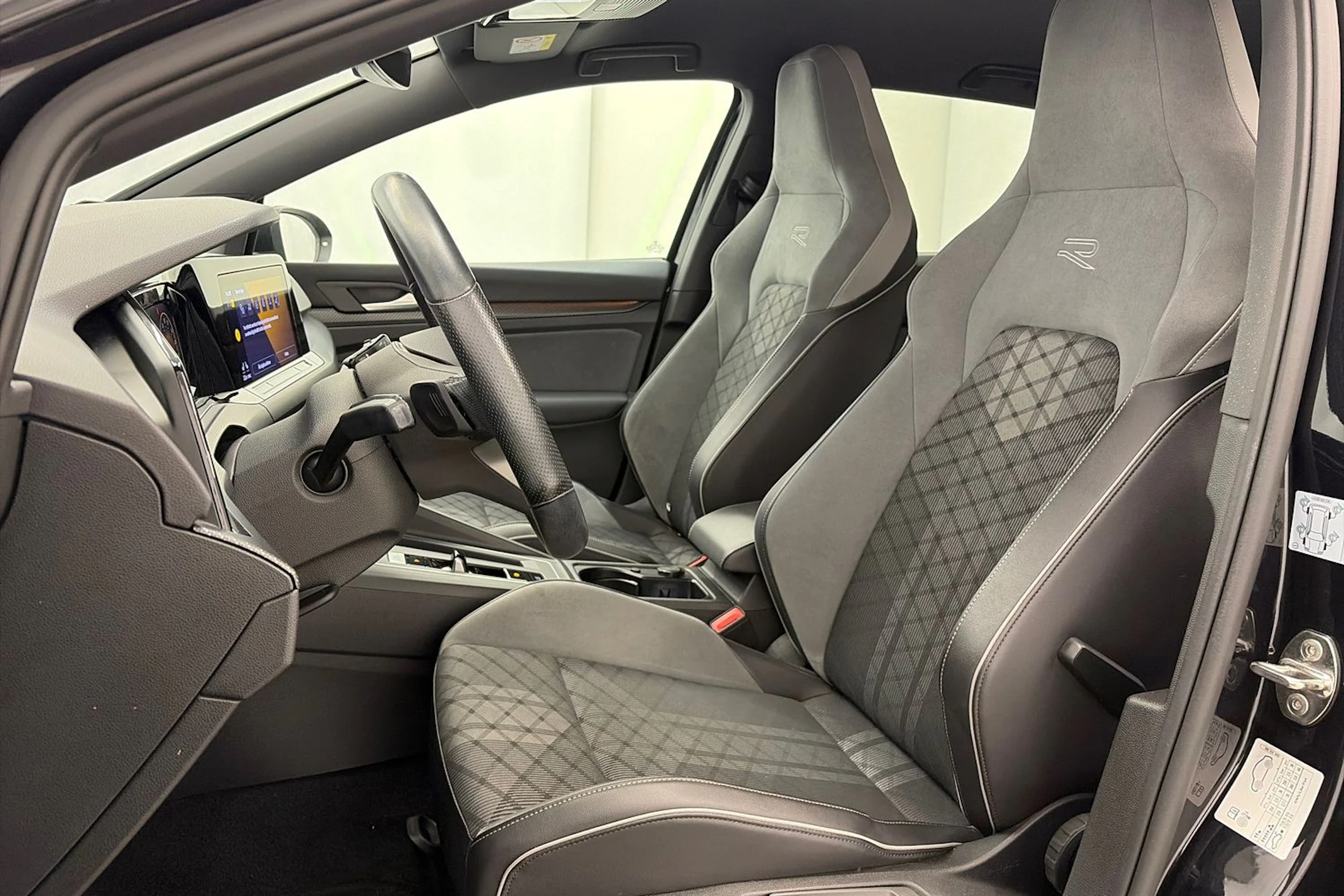 musta Volkswagen Golf 2021 kuva 13.