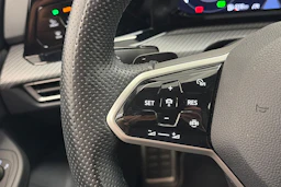 musta Volkswagen Golf 2021 kuva 15.