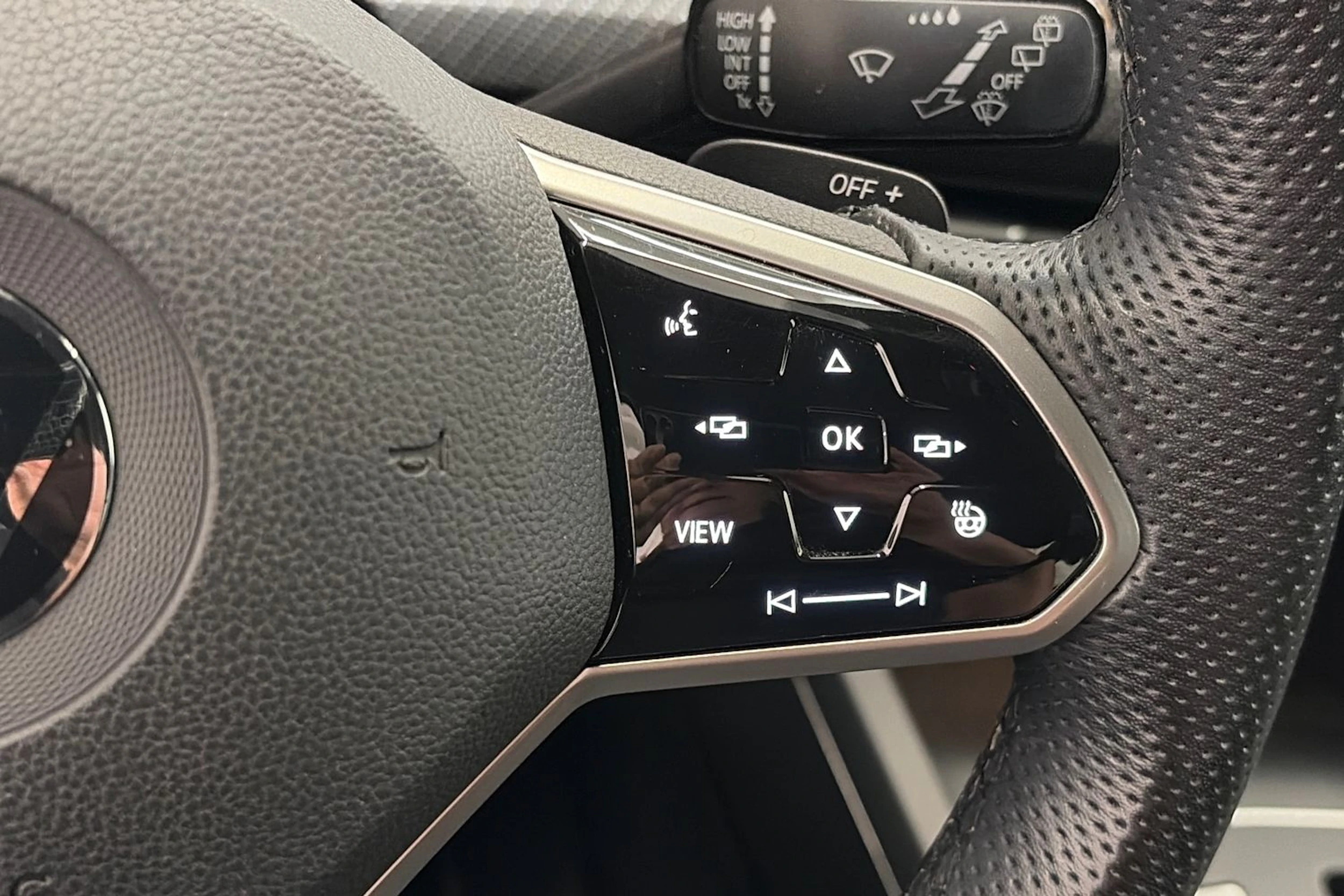 musta Volkswagen Golf 2021 kuva 16.