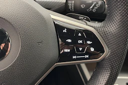 musta Volkswagen Golf 2021 kuva 16.
